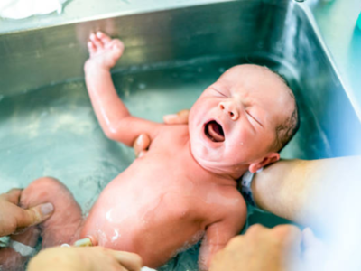 नवजात बाळाला आंघोळ घालताना घाबरताय का? पहिल्या आंघोळीबद्दल माहिती असायलाच हवी