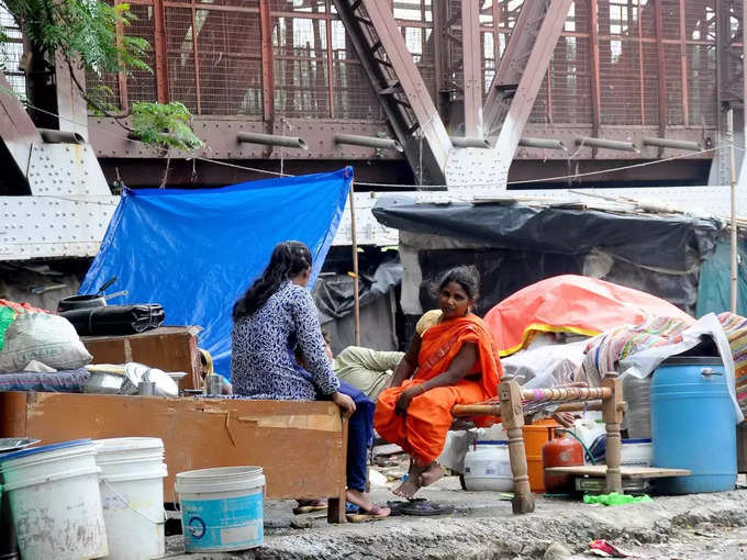 फ्लाईओवर के नीचे हजारों लोग