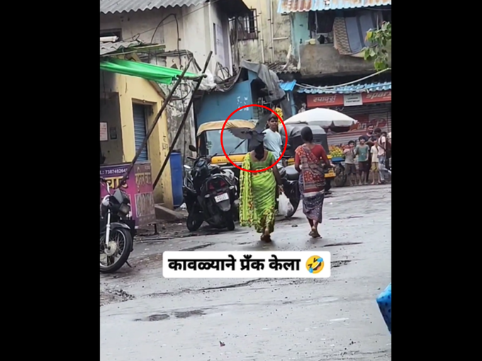 हा कावळा तर प्रँकस्टर दिसतोय