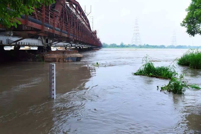 Delhi Flood Alert: पुराना रेलवे पुल बंद, ओखला बैराज पूरी तरह खुला