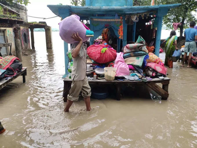 ​ यहां तो पानी भर गया अब कहां जाएं