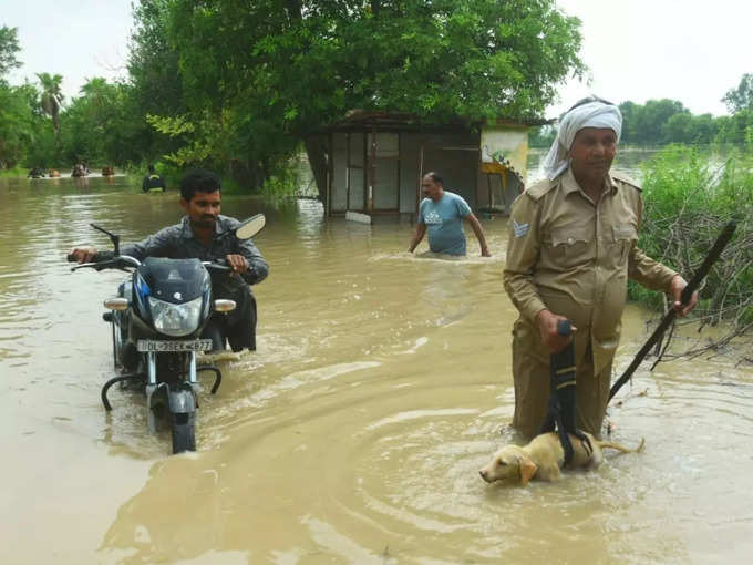 ​हथिनी कुंड बैराज से छोड़ा गया पानी​