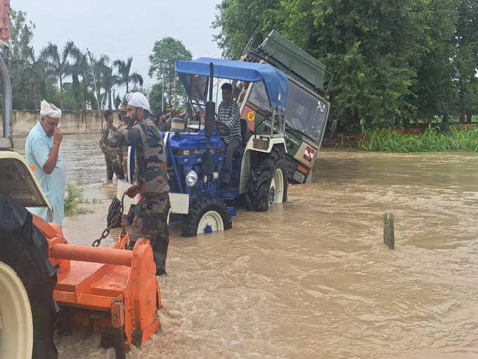 सेना के जवान, ग्रामीण और एसडीएम थे सवार