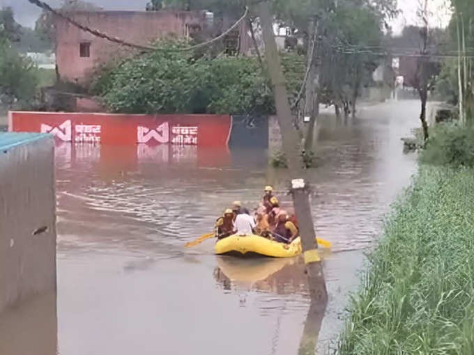 बढ़ता जा रहा पानी