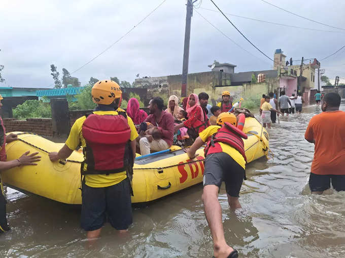 ​बाढ़ के पानी में गिर गए