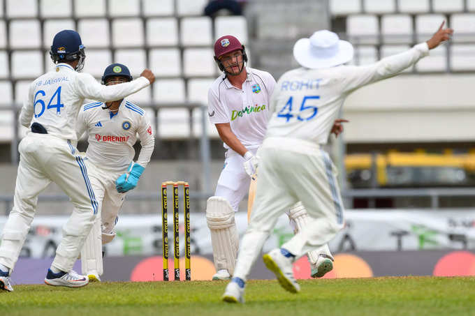 वेस्टइंडीज के बल्लेबाजों ने फेंके विकेट