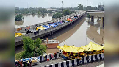 दिल्लीवर महापुराचं संकट, यमुनेची पाणी पातळी वाढली, नागरिकांनी घेतला पुलाचा आसरा, हजारोंचं स्थलांतर
