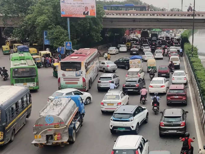 दिल्ली के कई रास्ते बंद, ट्रैफिक किया जा रहा डायवर्ट