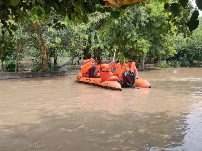 बाढ़ में फंसे लोगों को रेस्क्यू कर रही है NDRF की टीम