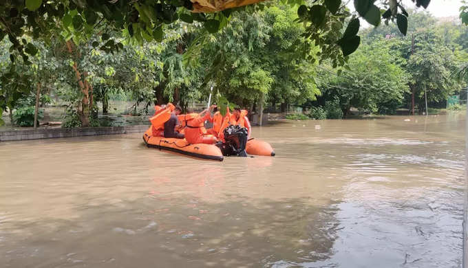 बाढ़ से लोगों को सुरक्षित निकलाने का काम शुरू