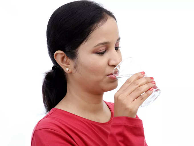 ಉಗುರು ಬೆಚ್ಚಗಿನ ನೀರು ಕುಡಿಯಿರಿ 