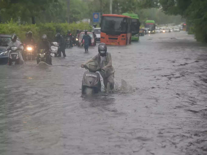 Heavy Rains: భారీ వర్షాల ఎఫెక్ట్.. ఆదివారం వరకు విద్యాసంస్థలు బంద్.. ఉద్యోగులకు వర్క్‌ఫ్రమ్ హోం