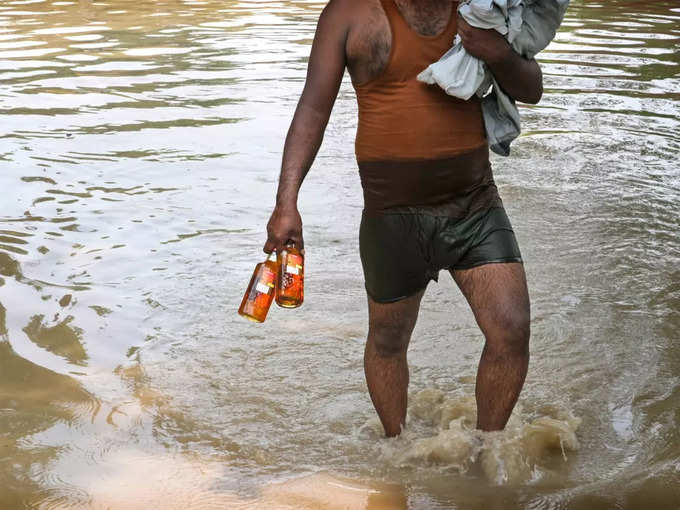 दिल्ली की बाढ़ में बेफिक्री की तस्वीर!
