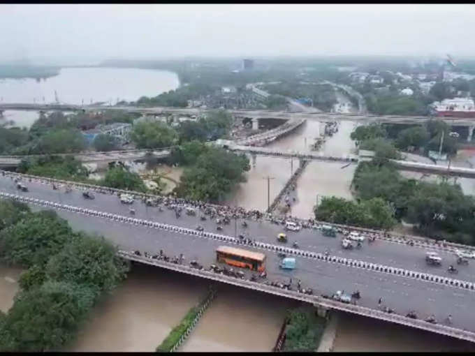 ​ ऊपर वाहन तो नीचे पानी ही पानी 