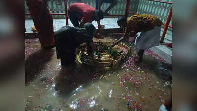 Barabanki के लोधेश्वर महादेवा मंदिर के गर्भ गृह में गंदा पानी भरने से आक्रोश, बारिश ने व्यवस्था की खोल दी पोल
