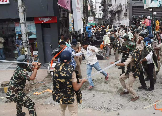 Patna Police baton charge BJP supporters during their protest ma....