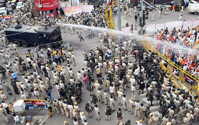 Patna Police use water canon on BJP supporters during their prot....