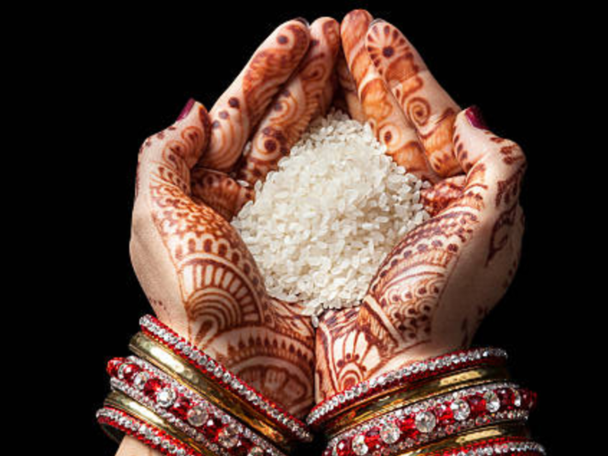 शादियों में चावल ही क्यों फेंके जाते हैं?