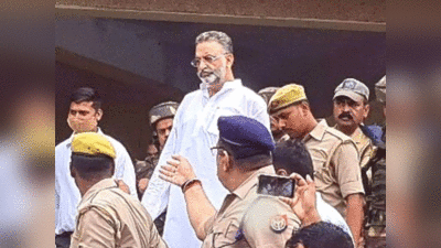 बांदा जेल में Mukhtar Ansari की मदद करने वाले जेलर वीरेंद्र कुमार सस्‍पेंड, बाहर से चीजें अंदर पहुंचाने का आरोप