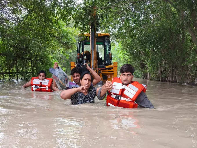 बसंतपुर कॉलोनी को पूरी तरह से खाली करवाया गया​