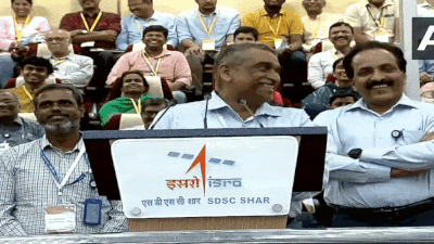 ​एक्चुअली... सर... और ISRO कंट्रोल रूम में लगे ठहाके, चंद्रयान-3 के सफल लॉन्च की खुशी तो देखिए​