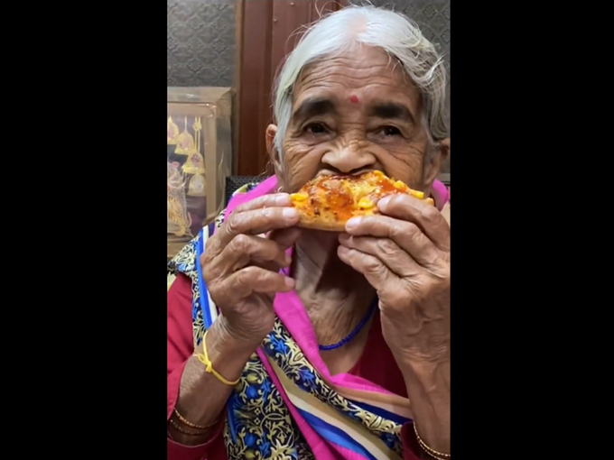 एका आजीनं दुसऱ्या आजीला दिला पिझ्झा