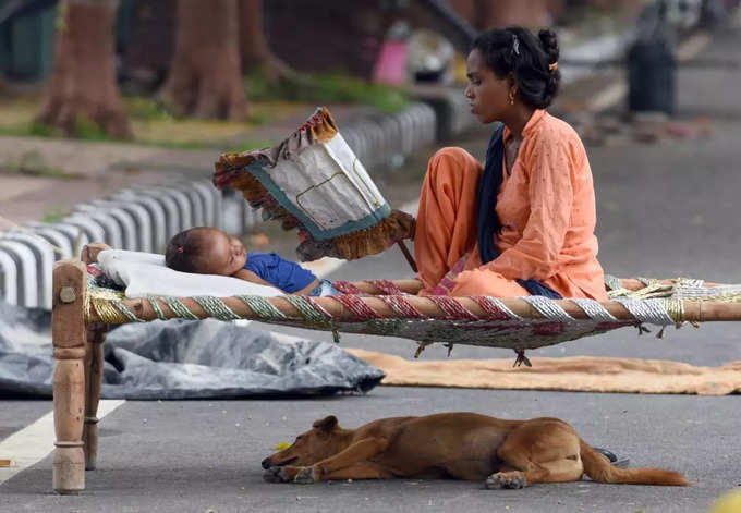 पानी देख अचानक भागे लोग