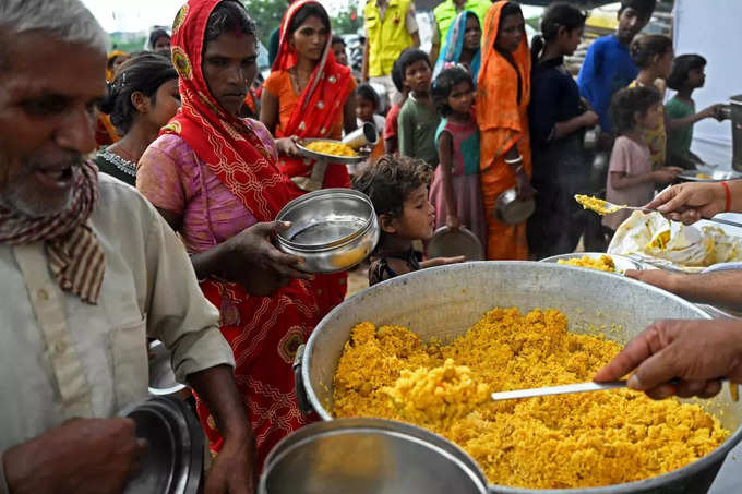 राहत शिविर कैंप में भीड़