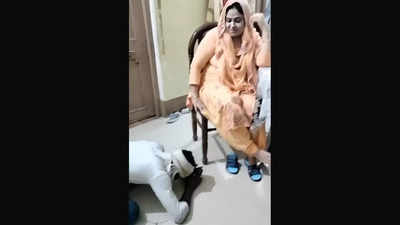 Hardoi News: सपा चेयरमैन के पैरो में सिर रखकर गिड़गिड़ाते सफाईकर्मी का वीडियो वायरल