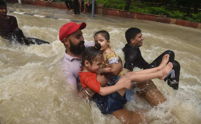 शांतिवन के पास सड़क पर ही हुई मौज मस्ती