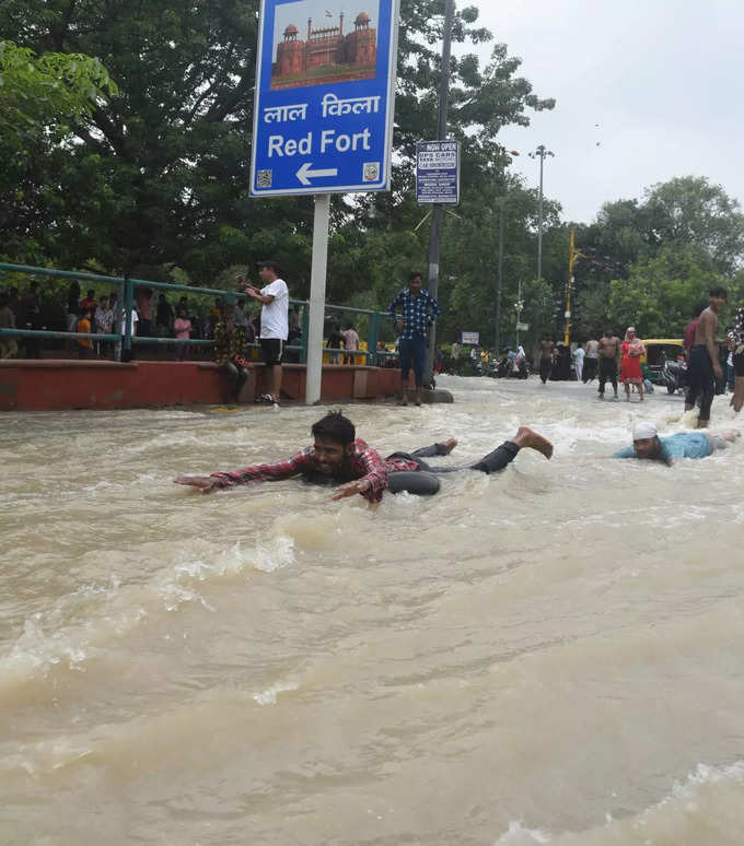 मस्ती का बना माहौल