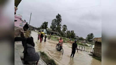 Sitamarhi flood News: उफन कर नदी का पानी सड़क और खेतों में पसरा, प्रभावित हुआ आवागमन