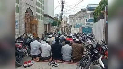 Muzaffarnagar News: सड़क पर नमाज पढ़ने में इमाम और 25 अज्ञात नमाजियों पर मुकदमा, वीडियो वायरल होने के बाद ऐक्शन