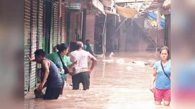 पानी में अपनी डूबी दुकानें देख आंखों से छलका दर्द, दिल्ली बाढ़ की एक तस्वीर ऐसी भी