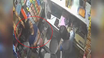 तरुणी दुकानात गेली, पिशवीतून कोयता काढला अन् दुसऱ्या तरुणीवर केला जीवघेणा हल्ला; CCTV फुटेज समोर