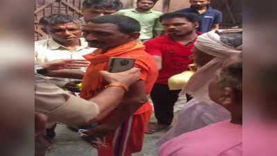 अभी जूता मारकर... Greater Noida के सादोपुर छिडोली में जल चढ़ाने को लेकर कांवड़िए से पुलिस ने की अभद्रता