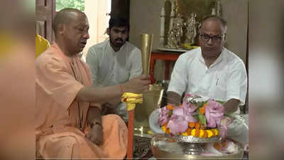 Gorakhpur News Live Today: योगी ने किया भोलेनाथ का रुद्राभिषेक, गोरखपुर के मुक्तेश्वर नाथ मंदिर में जलाभिषेक को उमड़ रहे लोग