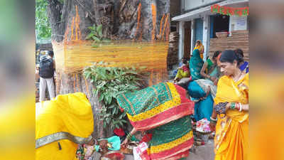 Somvati amavasya 2023: महिलाओं ने पीपल के पेड़ की परिक्रमा की, सुबह से मंदिरों में दिखा भक्तों का तांता