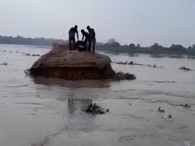 आगरा में बाढ़ से हालात बदतर, नदी किनारे बसे गांव के लोगों का यमुना के पानी में बहा सामान