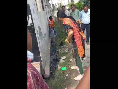 Bareilly News: बरेली में नगर आयुक्त निधि गुप्ता गंदगी देख भड़कीं, खुद फावड़ा लेकर नाला किया साफ