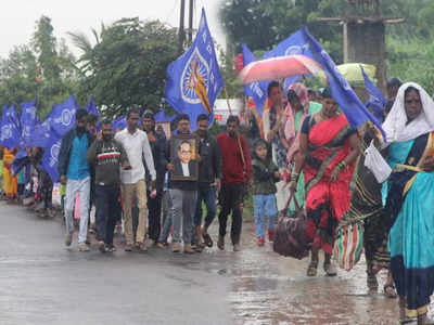 डॉ. बाबासाहेब आंबेडकरांच्या नावाच्या कमानीला विरोध, सांगलीच्या दीडशे कुटुंबांनी गाव सोडलं, लाँग मार्च सुरु