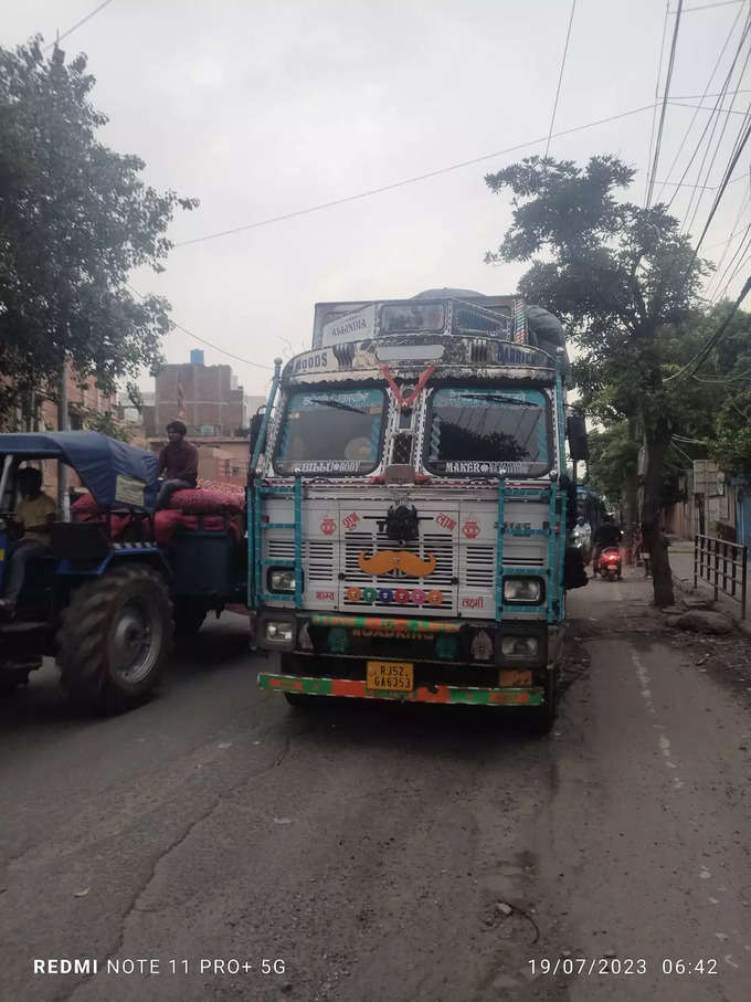 दिल्ली के नजफगढ़ इलाके में ट्रैफिक प्रभावित