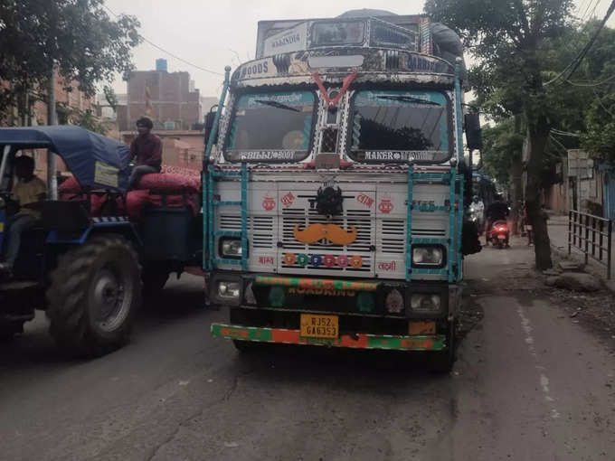 दिल्ली के नजफगढ़ इलाके में ट्रैफिक प्रभावित