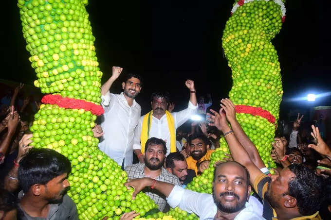 టీడీపీ నేతలా మజాకా.. వాటితో దండ ఏంటి బాబోయ్, లోకేష్‌ పాదయాత్రలో!