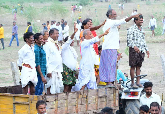 టీడీపీ నేతలా మజాకా.. వాటితో దండ ఏంటి బాబోయ్, లోకేష్‌ పాదయాత్రలో!