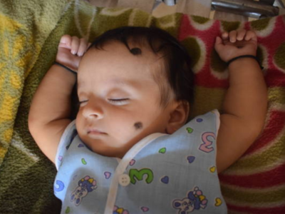 नवजात मुलं डोळे उघडे ठेवून का झोपतात, त्याच्या आरोग्यावर काय होतो परिणाम?