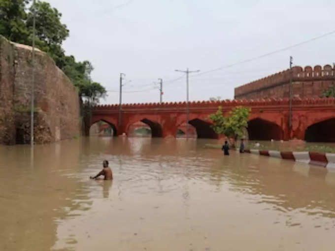 दिल्ली में पिछले दिनों बाढ़ से बुरा हाल