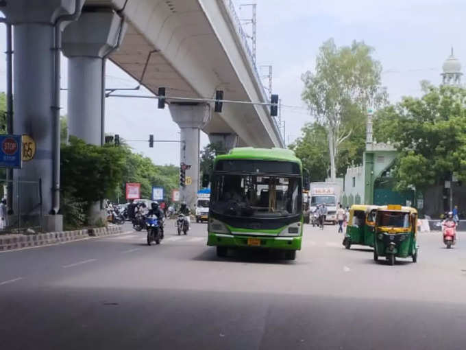 गोविंदपुरी मेट्रो स्टेशन के पास ट्रैफिक प्रभावित