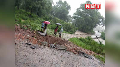 Chattisgarh News: नक्सलियों ने आईईडी ब्लास्ट से उड़ा दी सड़क, 8 से 10 फीट गहरा हो गया गड्ढा