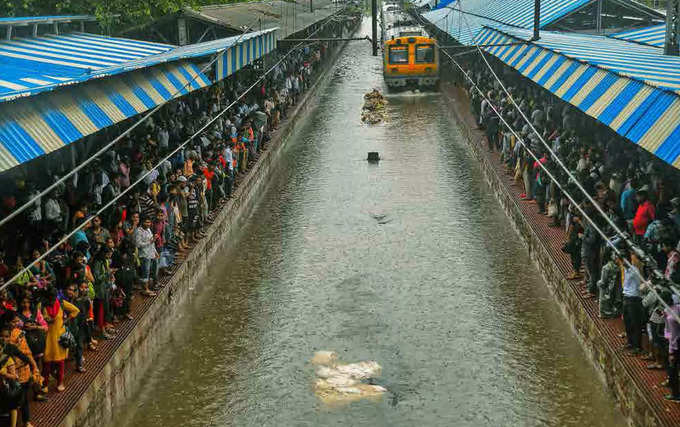 रेल्वे ट्रॅक पाण्याखाली, मुंबई लाईफ लाईन बंद